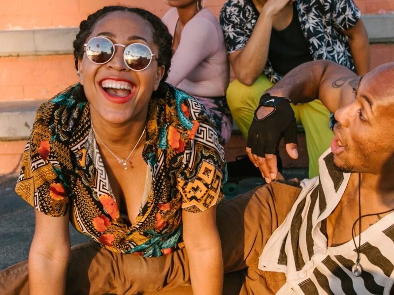 This article explains how to combine humor and stretching to create shareable, mood-lifting stretch videos online. It covers the science behind why laughter eas...